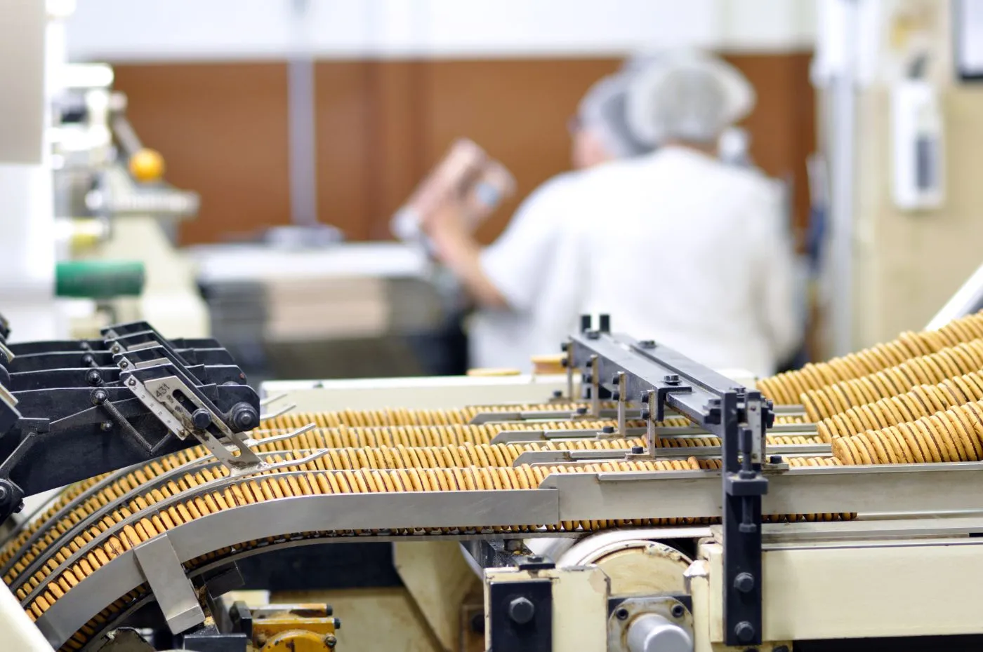 Operador acompanhando linha de produção de alimentos