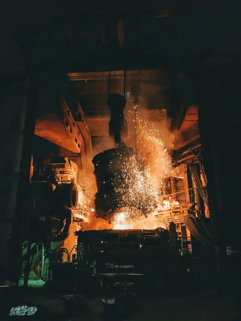 Equipamento metálico em bancada industrial